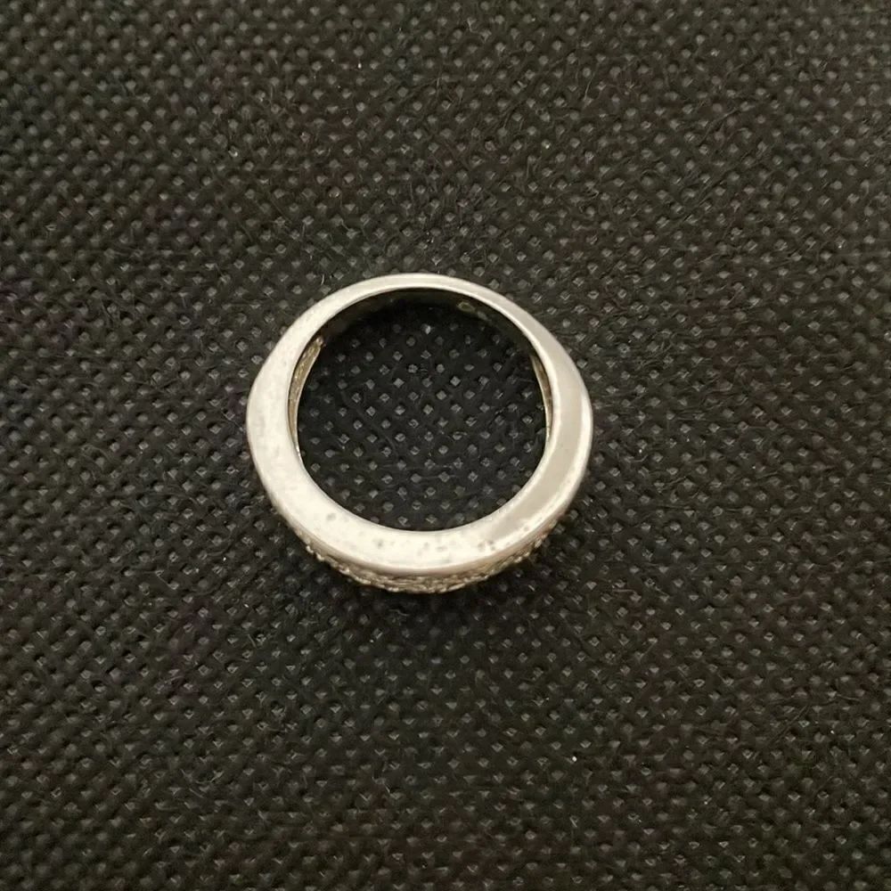 Beautiful ring - Picture 4 of 8